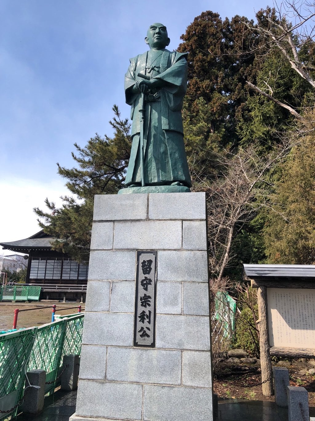 日高神社の像