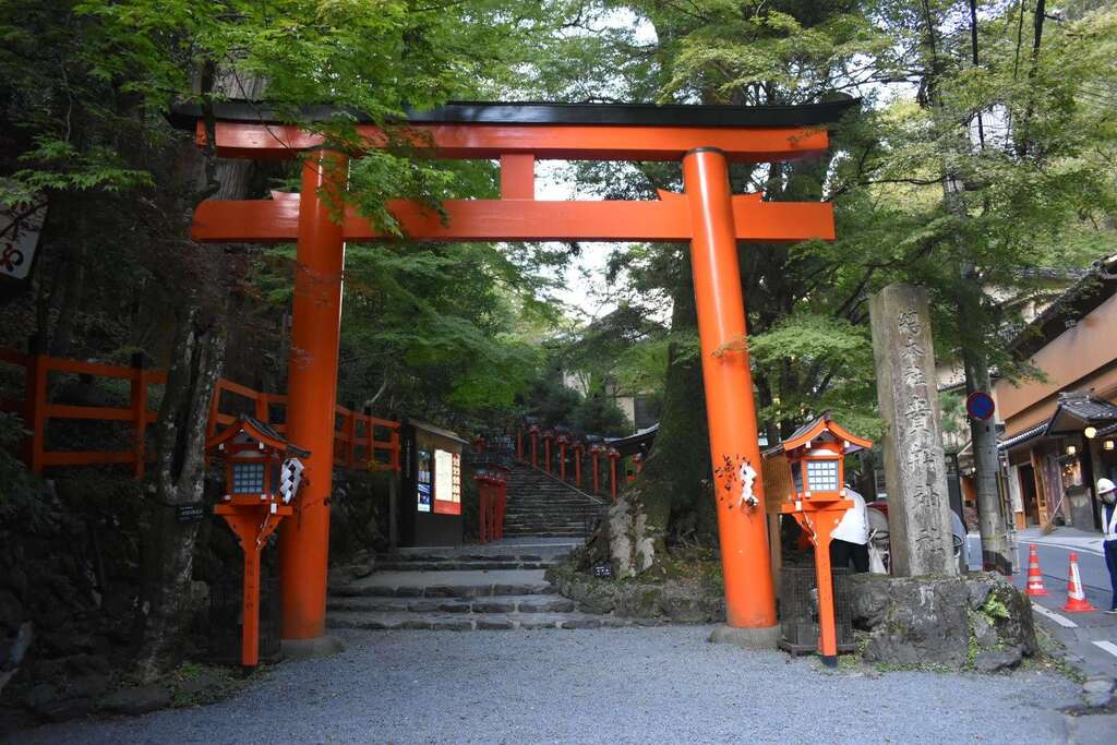 貴船神社(京都府鞍馬駅)の投稿(1回目)。鞍馬寺から山を越えて貴船神社に 階段!でし…[ホトカミ]